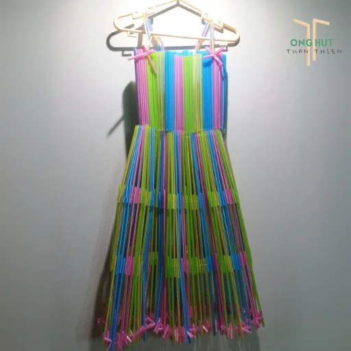 Top 10 cách làm trang phục tái chế từ ống hút độc đáo, sáng tạo nhất