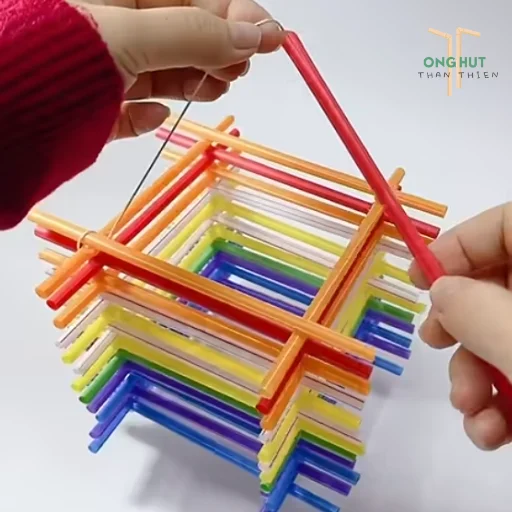 Cách làm lồng đèn bằng ống hút chơi Trung Thu cho bé