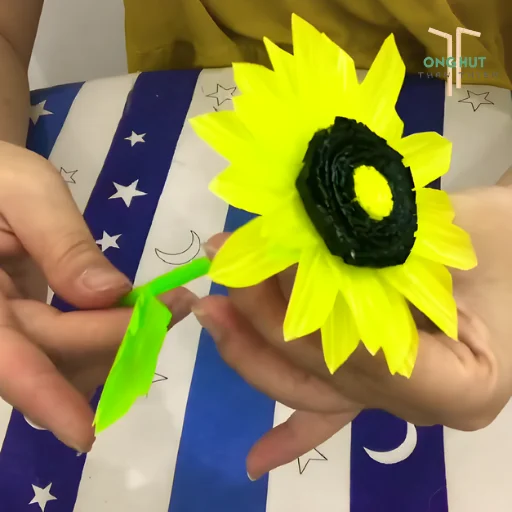 Cách làm hoa hướng dương bằng ống hút đơn giản trang trí bàn học cực xinh